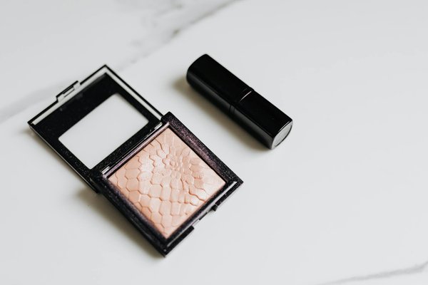 Palette Scandinave : L'Alliance des Teintes Neutres et Envoûtantes dans l'Univers de la Mode Nordique