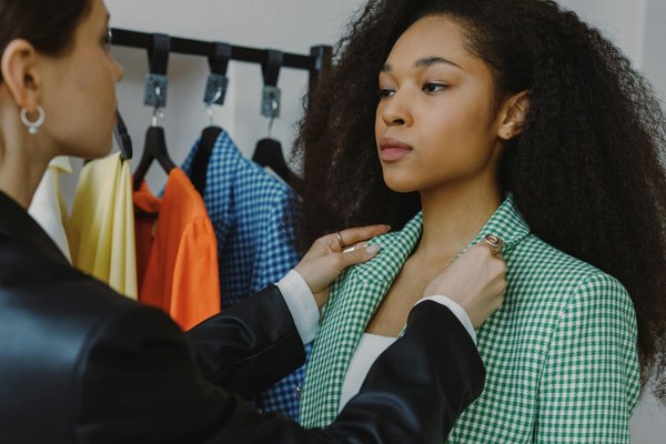 Quelles matières privilégier pour un look estival chic ?