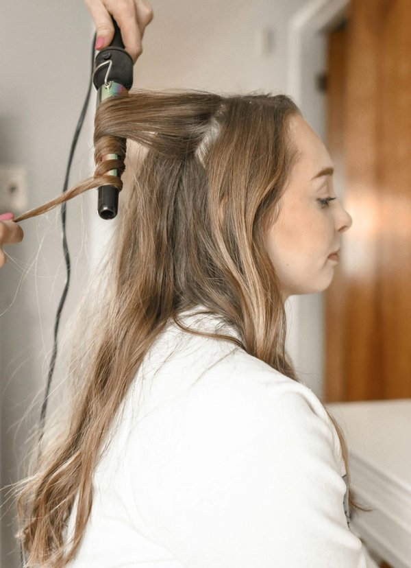 Cheveux indisciplinés : astuces pour les dompter efficacement